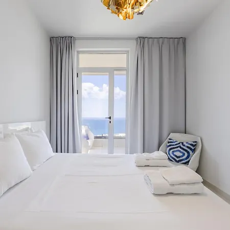 Belle Azure By Pikhost וילה